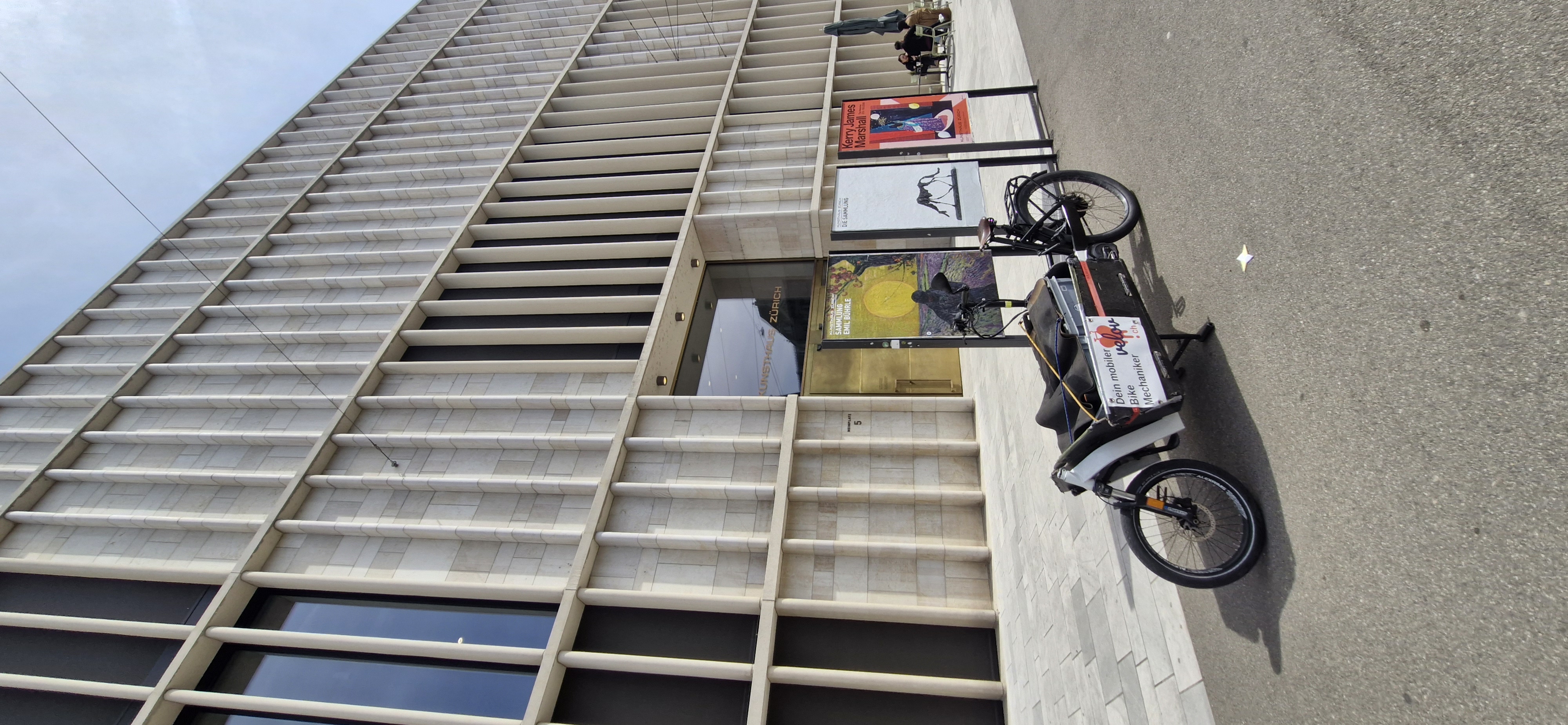 VELOV Cargo-Bike vor Hauseingang